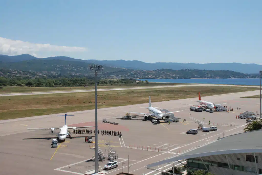 Vue aérienne de la piste avec 3 avions garés