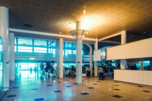 interieur de l'aéroport avec en fond le bar