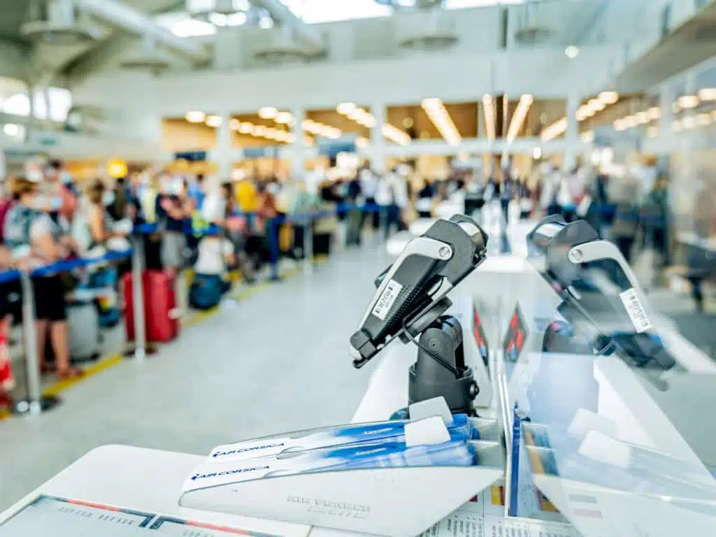 Borne d'enregistrement à l'intérieur de l'aéroport