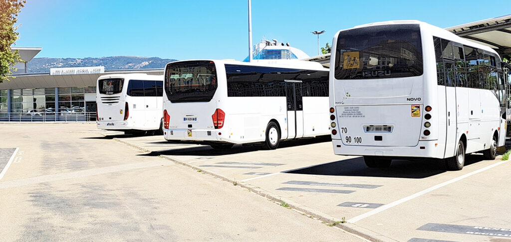 Bus garés dans la gare routière de l'aéroport d'Ajaccio